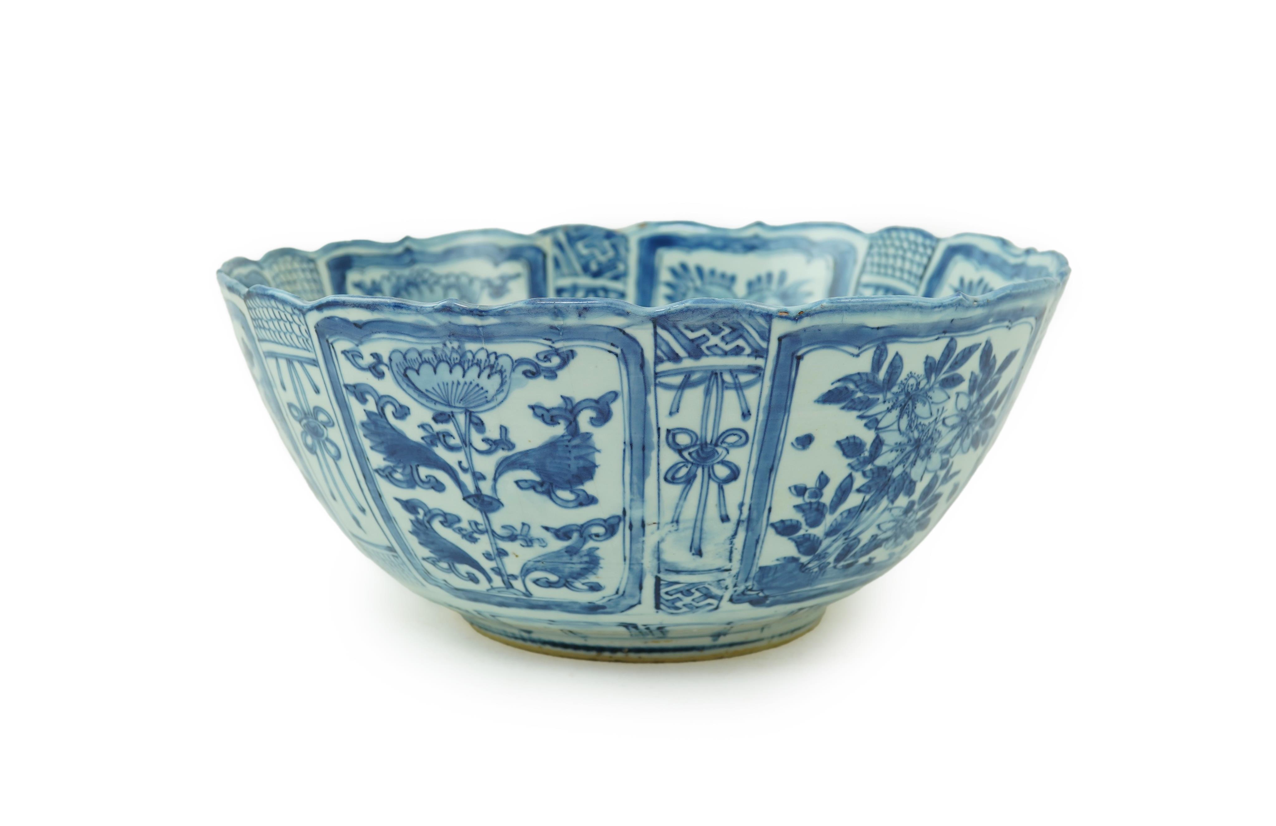A large Chinese Ming blue and white ’kraak’ bowl, Wanli period (1572-1620)